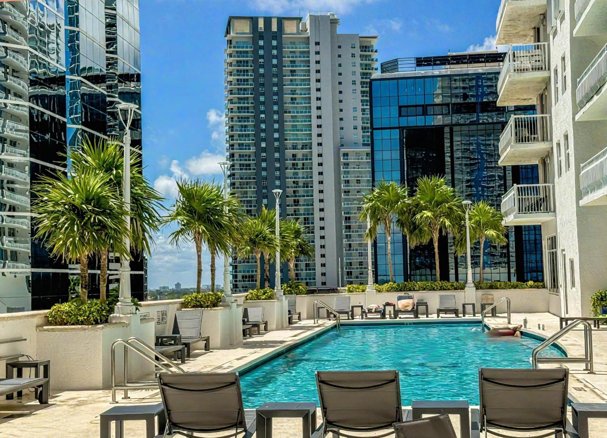Elegant Centric Vibrant Pool Jacuzzi Free Parking Apartment Miami Exterior photo